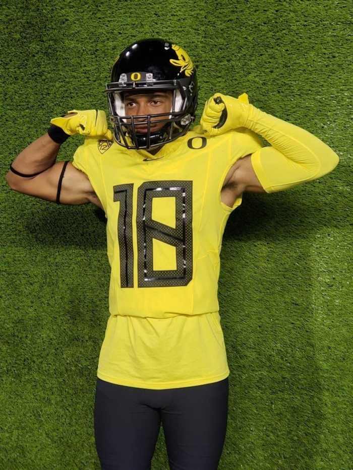 '24 linebacker Ramere Davis flexes during his photoshoot at SNL camp.